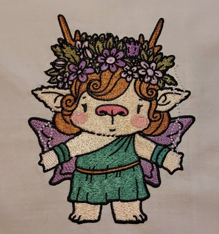 Stickdatei Waldelfe Vollstick (13x18 Rahmen), Foto zeigt Stickmotiv vor hellbraunem Hintergrund. Elfe mit Blumenkopfputz und Hörnchen und typischen Elfenohren, Flügel sichtbar. Farben im Schwerpunkt Erdtöne, außerdem hautfarben. Stickdatei Waldelfe Vollstick (13x18 Rahmen), Foto zeigt Stickmotiv vor hellbraunem Hintergrund. Elfe mit Blumenkopfputz und Hörnchen und typischen Elfenohren, Flügel sichtbar. Farben im Schwerpunkt Erdtöne, außerdem hautfarben.
