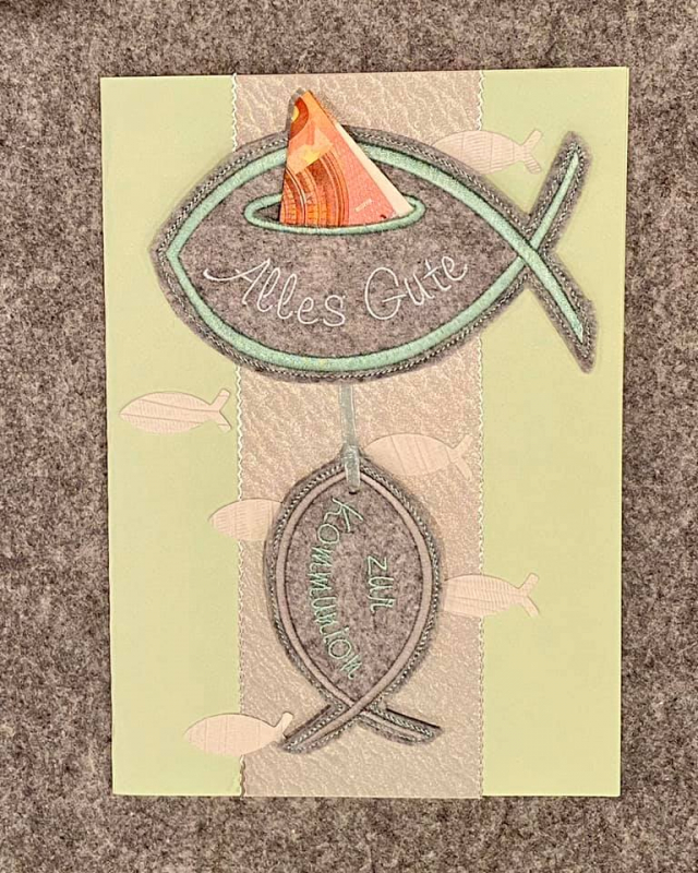 Stickdatei Set ITH Fisch-Geschenkstecker & Geldgeschenk-Fisch, Foto einer Hochkant-Ausfertigung. Oben stilisierter Querformat-Fisch mit Einstecköffnung, aus der ein Geldschein herausragt, Schriftzug "Alles Gute", darunter Hochkant-Fisch, Schriftzug "zur K Stickdatei Set ITH Fisch-Geschenkstecker & Geldgeschenk-Fisch, Foto einer Hochkant-Ausfertigung. Oben stilisierter Querformat-Fisch mit Einstecköffnung, aus der ein Geldschein herausragt, Schriftzug "Alles Gute", darunter Hochkant-Fisch, Schriftzug "zur K