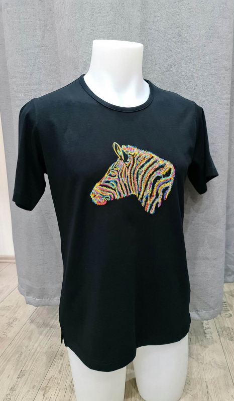 Stickdatei Zebra Scribble mit bunten Linien auf Tshirt