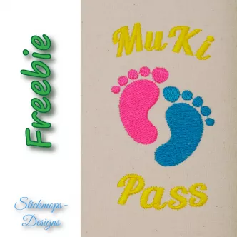 Freebie Stickdatei Schriftzug MuKi Pass mit Füßchen